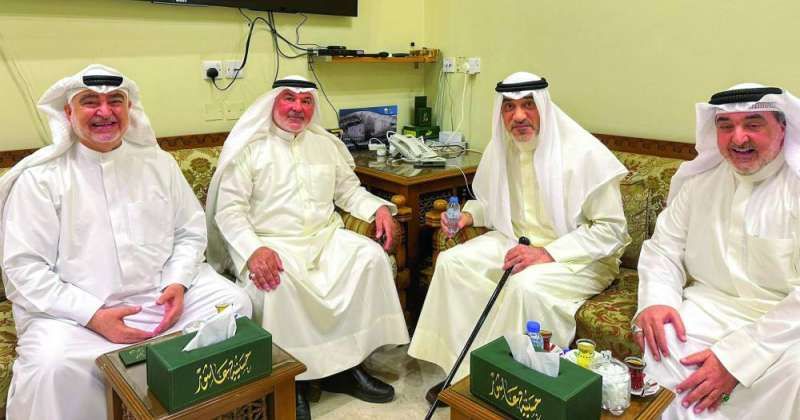 وزير الداخلية متوسطاً صالح ومحمد عاشور وخليل الصالح خلال الزيارة الودية