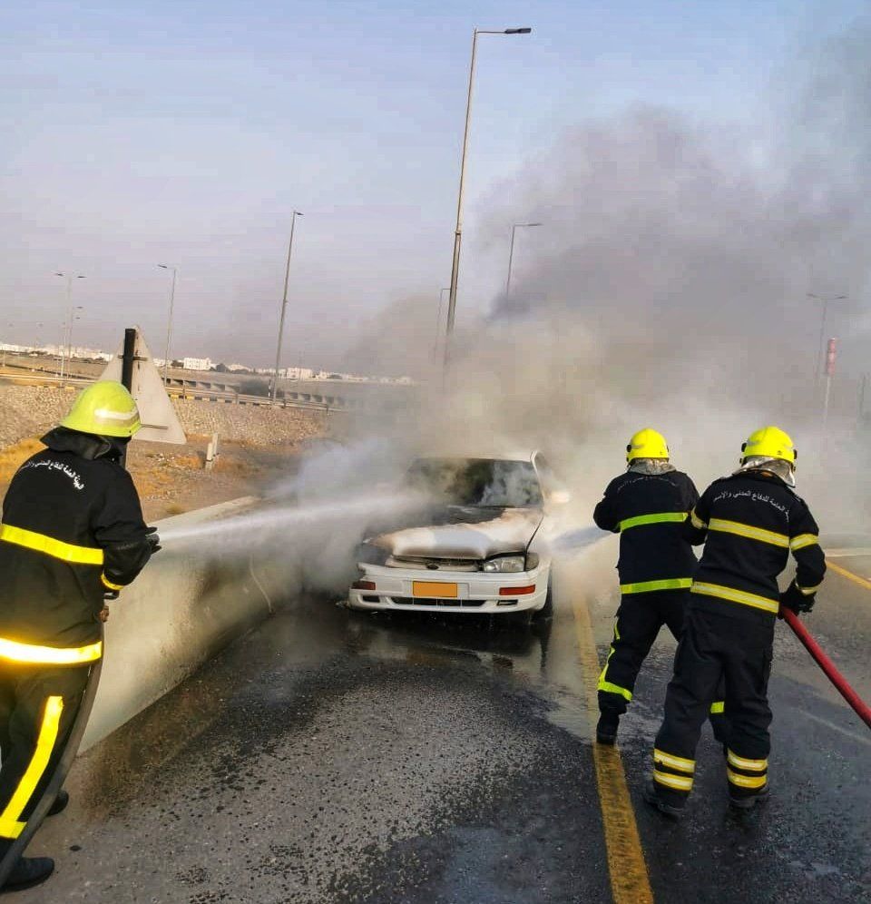 إخماد حريق شب في مركبة دون تسجيل إصابات