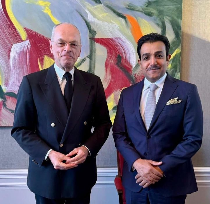 رئيس مجلس الشيوخ بمملكة هولندا يجتمع مع سفير دولة قطر