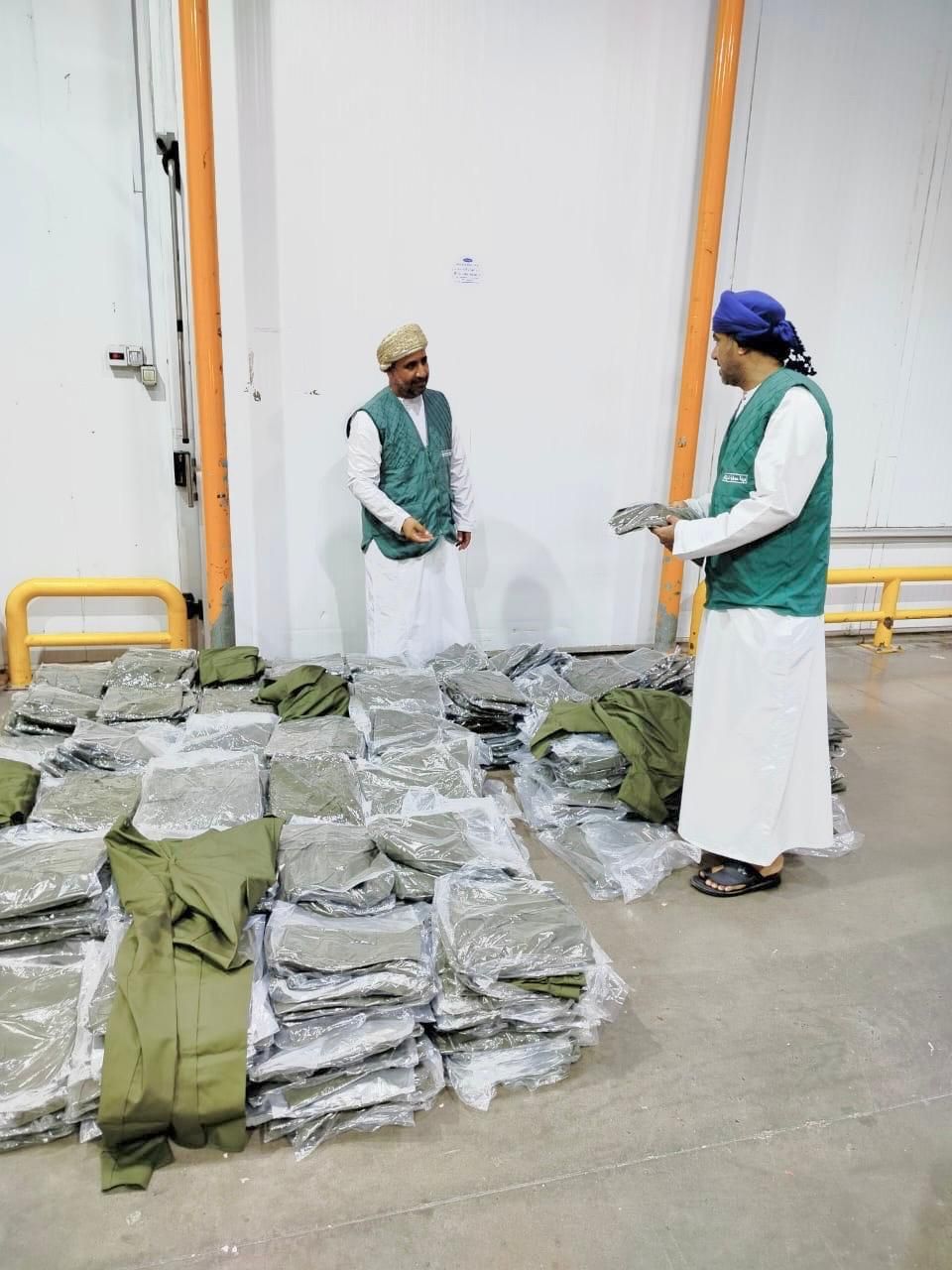 ضبط ملابس عسكرية محظورة في محال تجارية بالسيب