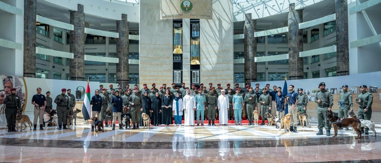 سيف بن زايد يلتقي فريق الدعم الشرطي الإماراتي المشارك بتأمين أولمبياد باريس