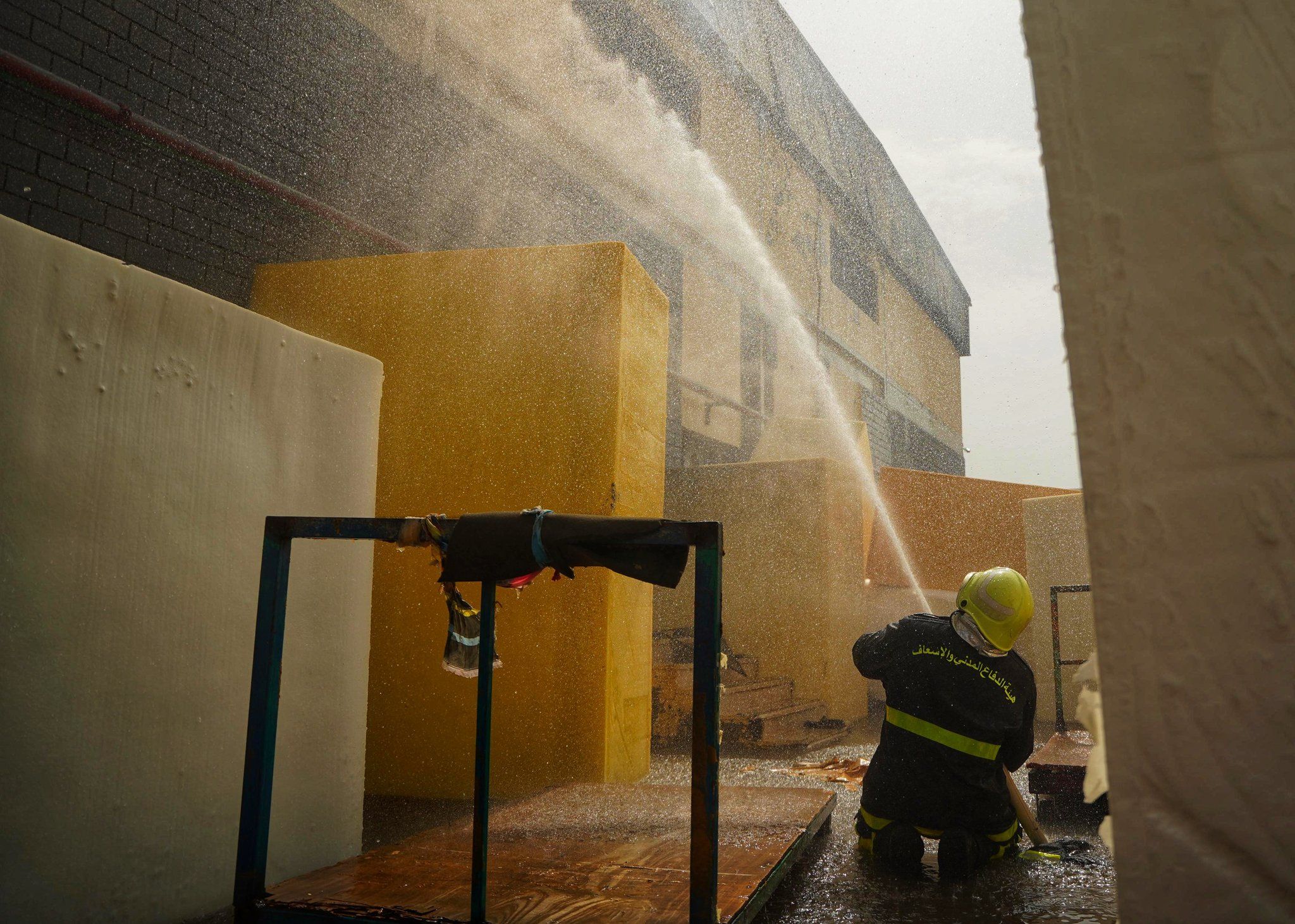 إخماد حريق شب في إحدى الشركات بمنطقة الرسيل الصناعية