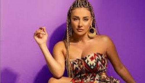 بطلة مسلسل باب الحارة تخلع لباسها الداخلي وتتراقص على أغنية أجنبية بشكل خادش