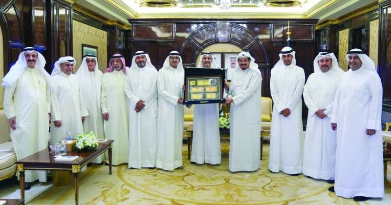 درع تذكارية لرئيس الوزراء من رئيس وأعضاء مجلس الإدارة والأمين العام لاتحاد المصارف