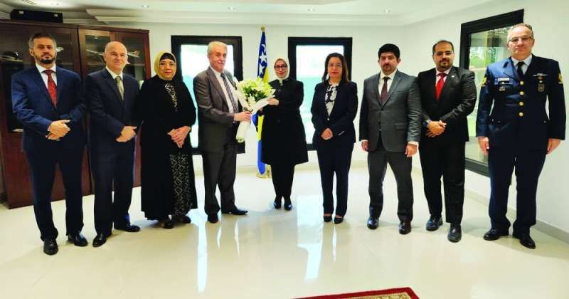 سفير البوسنة متسلماً باقة ورد من سفيرة تركيا بحضور عدد من السفراء