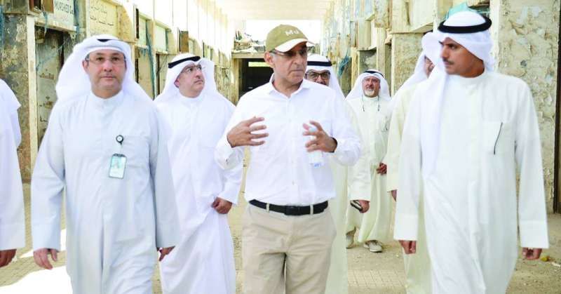المحافظ وأمين عام المجلس ورئيس «نفط الكويت» خلال جولة في سوق الأحمدي