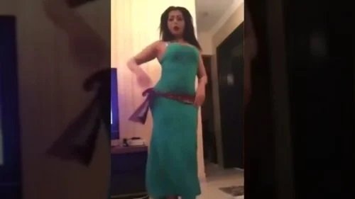 عروسة مصرية دلوعة تتحدي أشهر راقص بوصلة رقص فاضحة في غرفة النوم والعريس قاعد زي خيبتها.. اتفرج