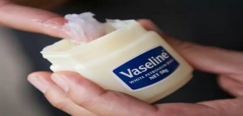 لماذا تحرص الكثير من الفتيات على استخدام الفازلين في غرفة النوم خصوصاً في سن المراهقة؟ السبب صادم ولا يخطر على بال أحد