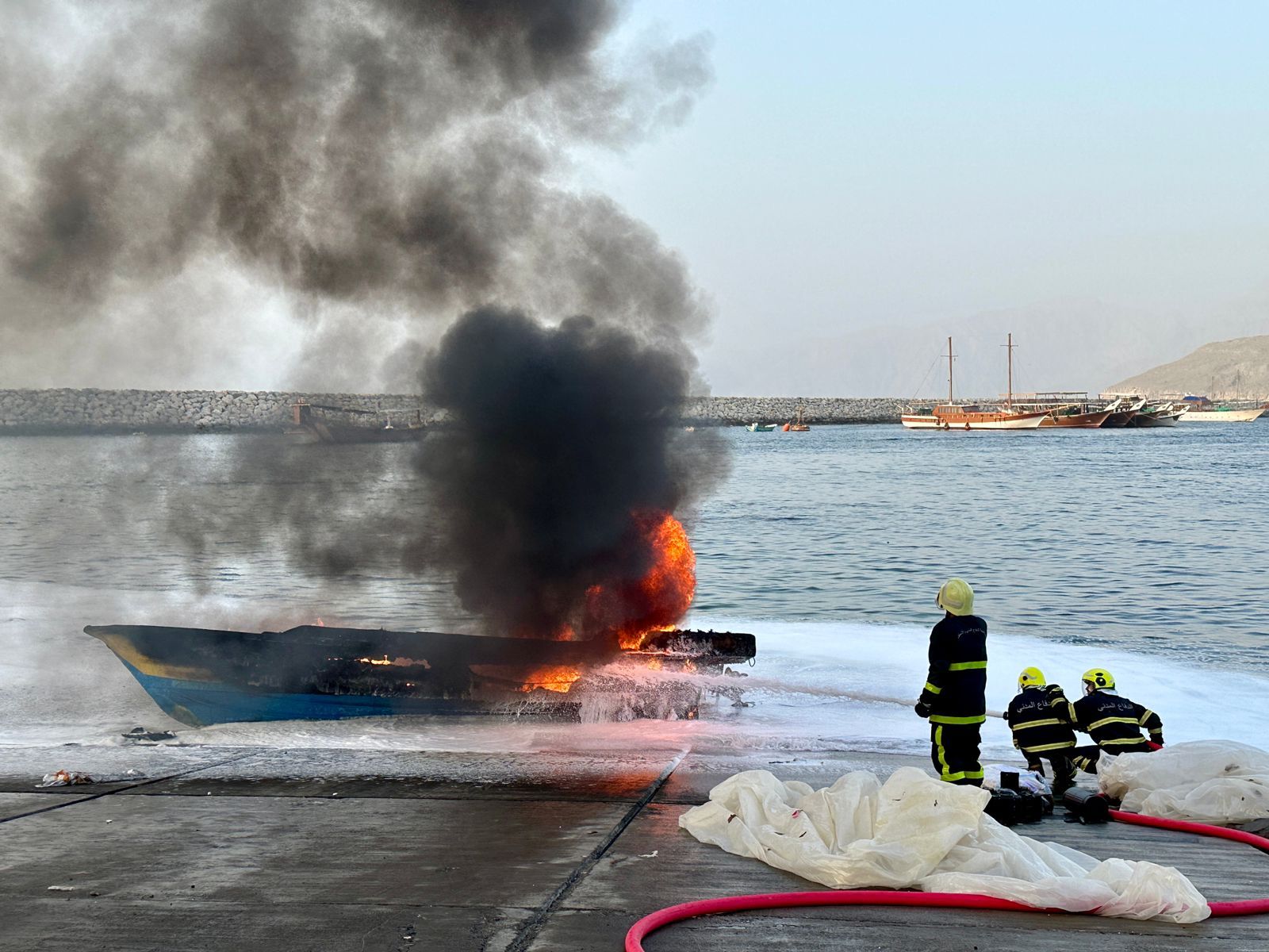إخماد حريق شب في إحدى قوارب ميناء خصب