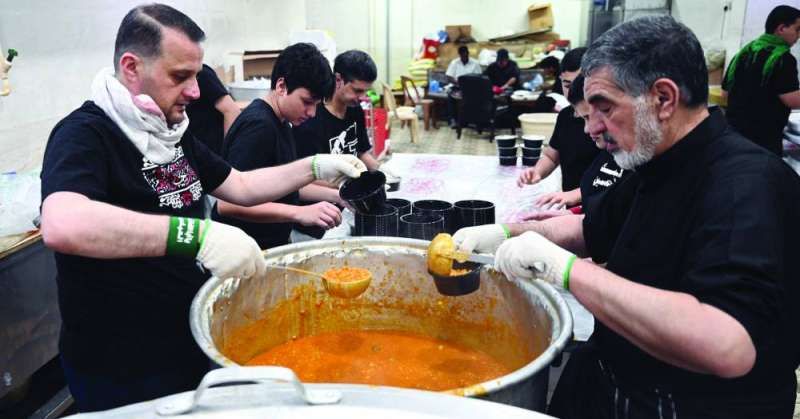 إعداد الطعام لرواد الحسينيات (تصوير أسعد عبدالله)