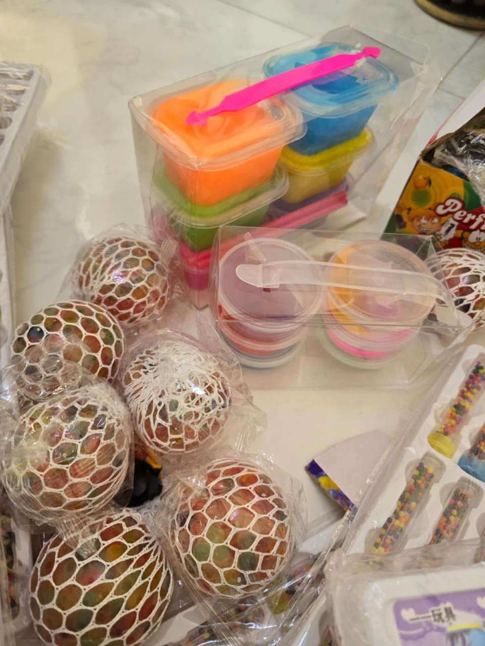 تجاوز عددها 1600 سلعة .. مصادرة ألعاب هلامية وسلايم محظور بالظاهرة