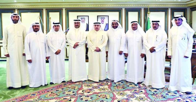 المحافظ متوسطاً وفد أهالي جابر الأحمد