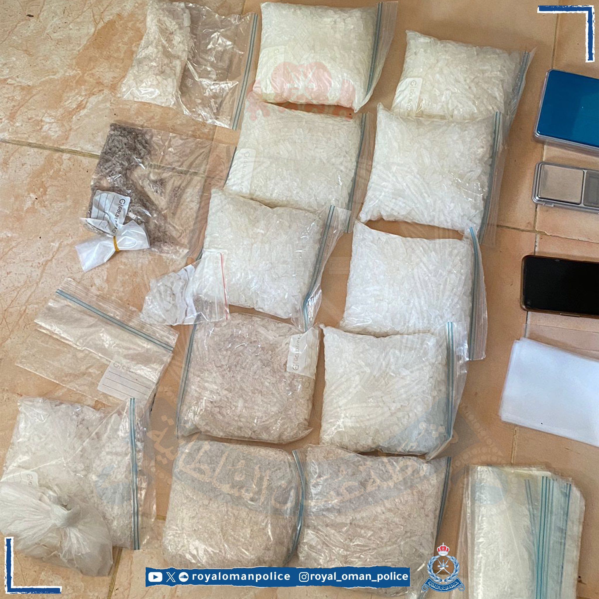 ضبط آسيويين بحوزتهما مخدر الكريستال