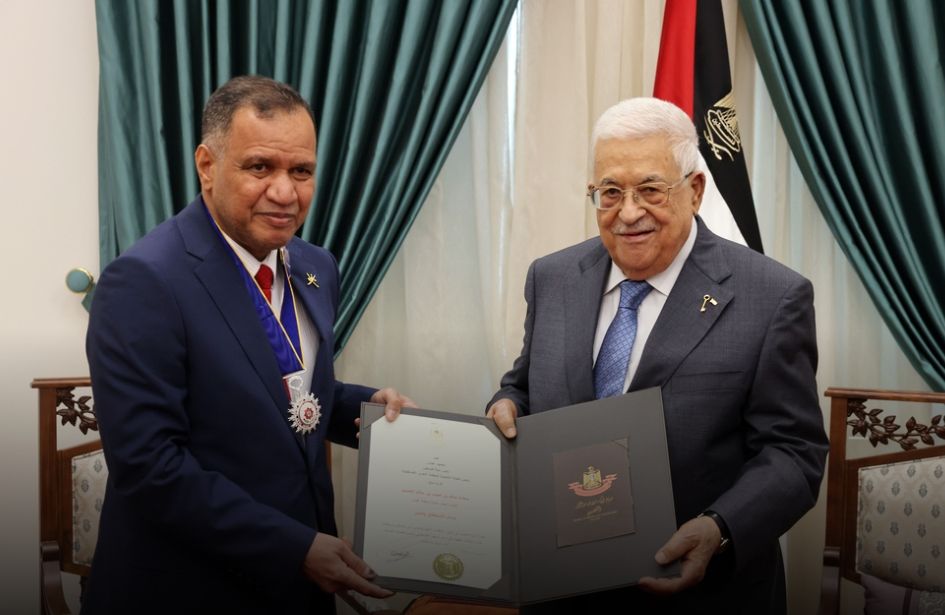 وسام الاستحقاق والتميز للقائم بأعمال سفارة سلطنة عُمان في فلسطين