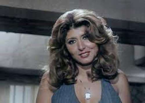 خلع ملابسها في مشهد ساخن على السرير.. سهير رمزي: هذا الفنان أشعل جنوني بهذي الطريقة وتمنيت يكون زوجي الـ 13