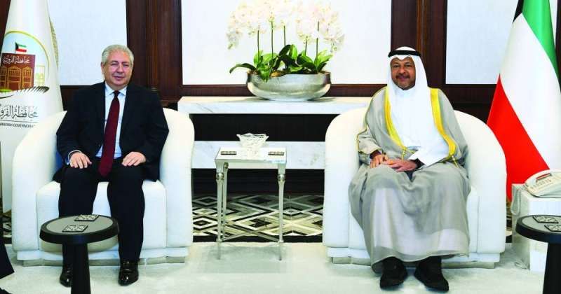 العذبي مستقبلاً السفير المصري