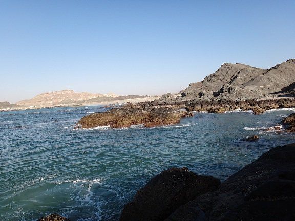 ناقلة النفط الغارقة في وضع حرج واحتمال تسرب مواد بفعل الطبيعة