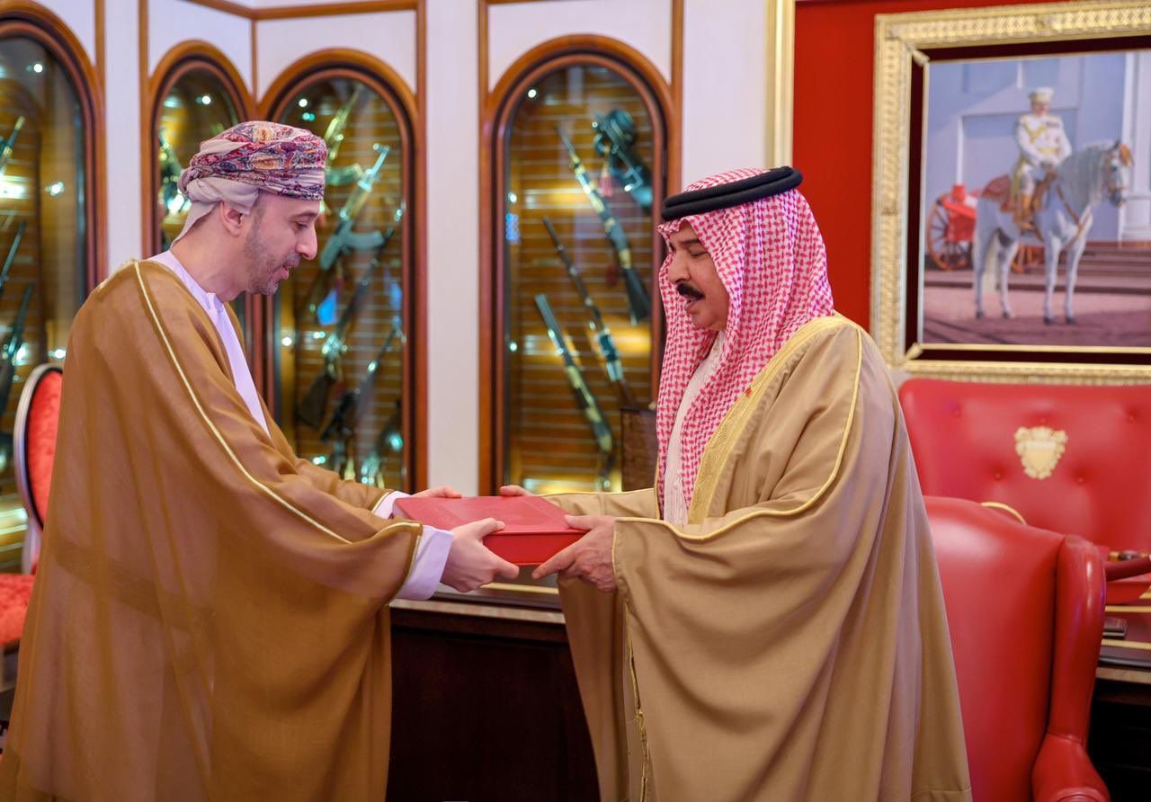 رسالة خطية من جلالة السُّلطان لملك البحرين