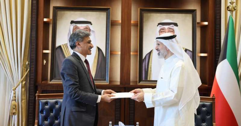 سمو الأمير ورئيس الوزراء يتلقيان رسالتين من رئيس وزراء باكستان