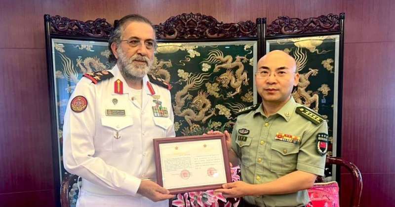 منح وسام «جيش التحرير الشعبي الصيني» للملحق العسكري الكويتي لدى بكين