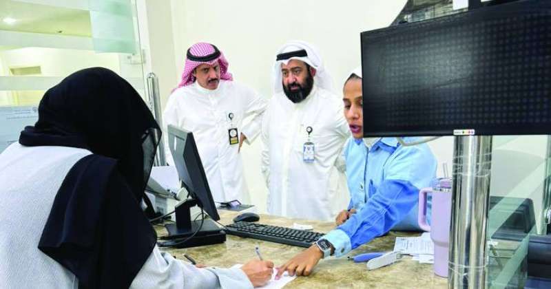 المطيري أثناء تفقده سير العمل في صالة المراجعين