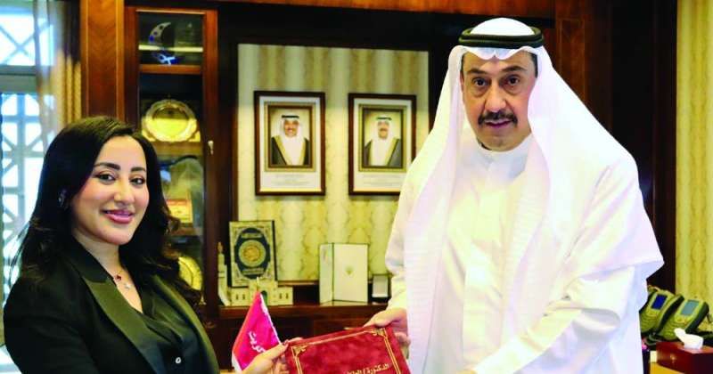 فيصل الحمود تلقى إهداءات رسالتي دكتوراه وماجستير وكتابين