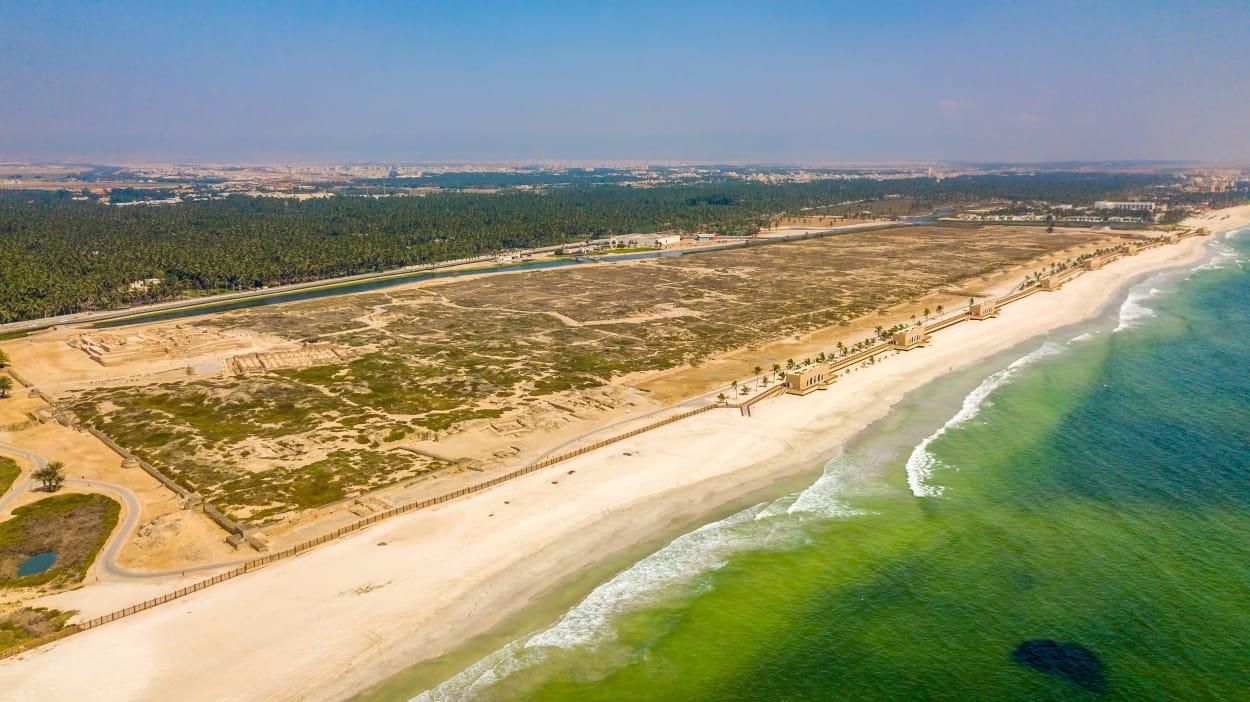 خريف ظفار يدعوك للاستجمام بشاطئ “البليد” واستكشاف وادي “أغير”