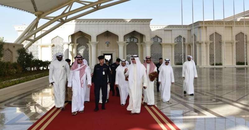 اليوسف خلال مغادرته المطار