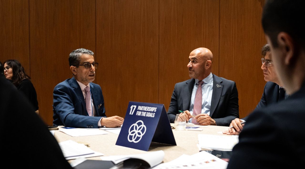 الإمارات تعرض نموذجها الريادي في تطوير عمل الحكومات