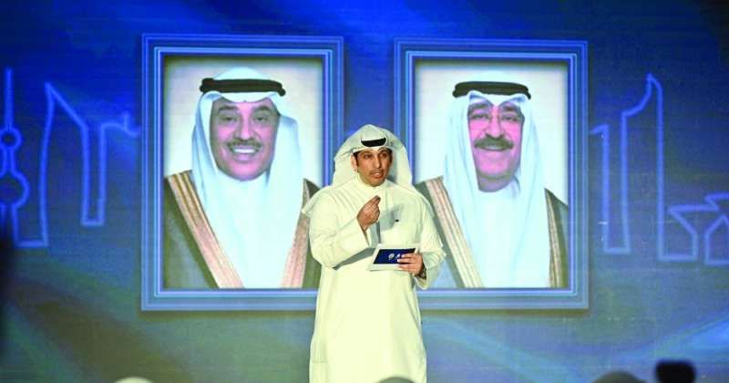 المطيري مستعرضاً إنجازات وزارة الإعلام (تصوير أسعد عبدالله)