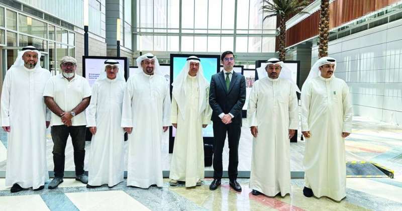 نائب السفير الإسباني وقياديو الكلية في المعرض