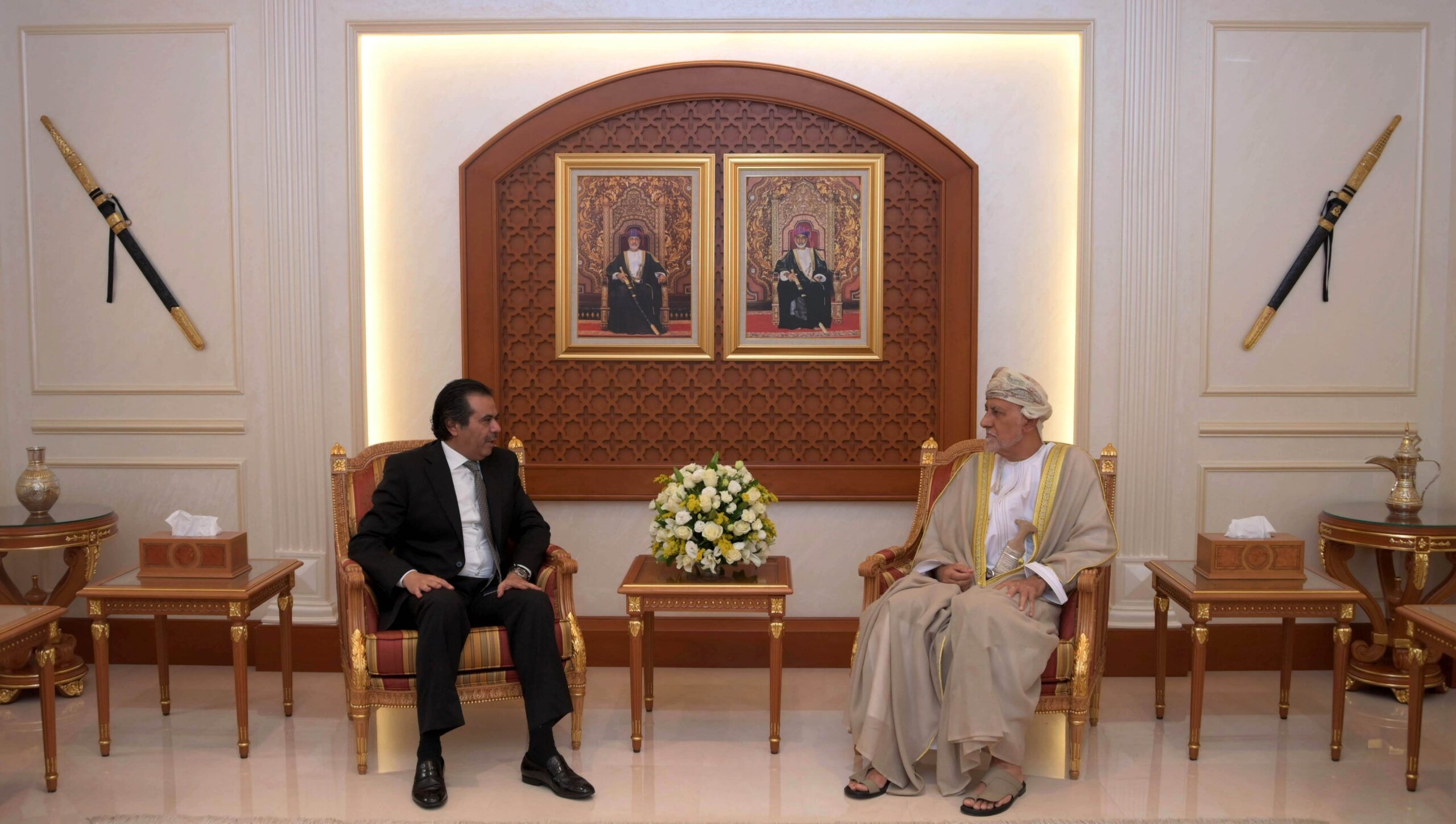 بتكليفٍ سامٍ.. السّيد شهاب يستقبل سفير الأردن