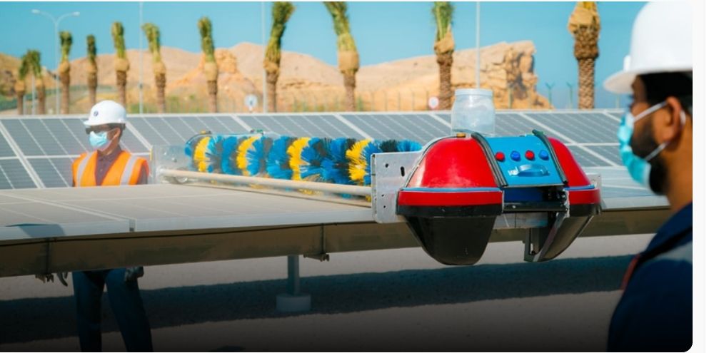 ابتكار عُماني لتنظيف الخلايا الشمسية باستخدام الروبوت