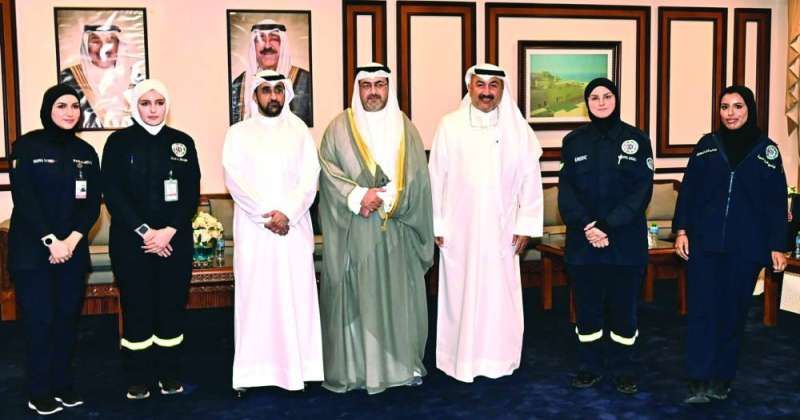 المحافظ متوسطاً المكرمين من الطوارئ الطبية