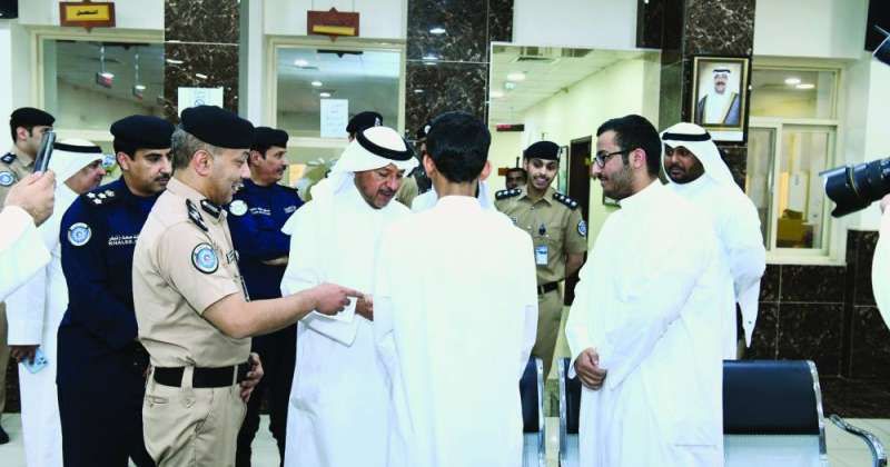 حديث بين المحافظ ومواطن في أحد مراكز الخدمة