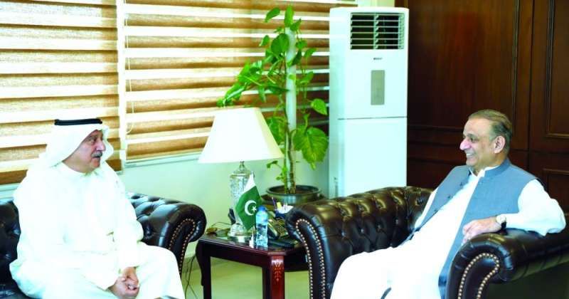 عبدالعليم خان مُستقبلاً السفير نصار المطيري