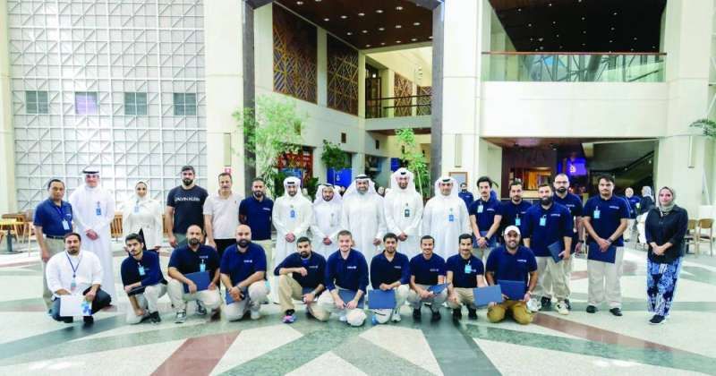 صورة جماعية لمسؤولي المركز العلمي مع المكرمين