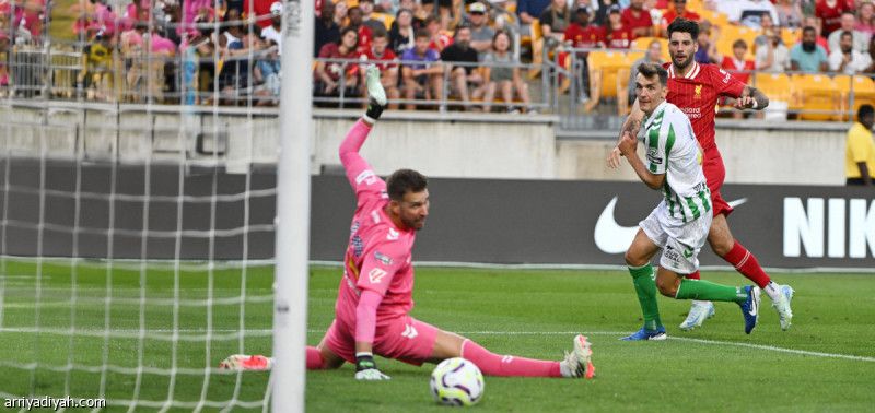 ليفربول يهدي سلوت الفوز الأول