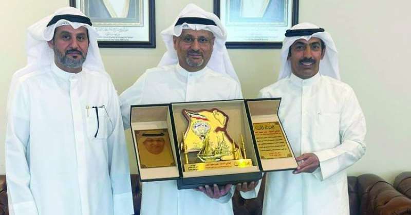 وفد النقابة يقدم درعاً للوزير العمر