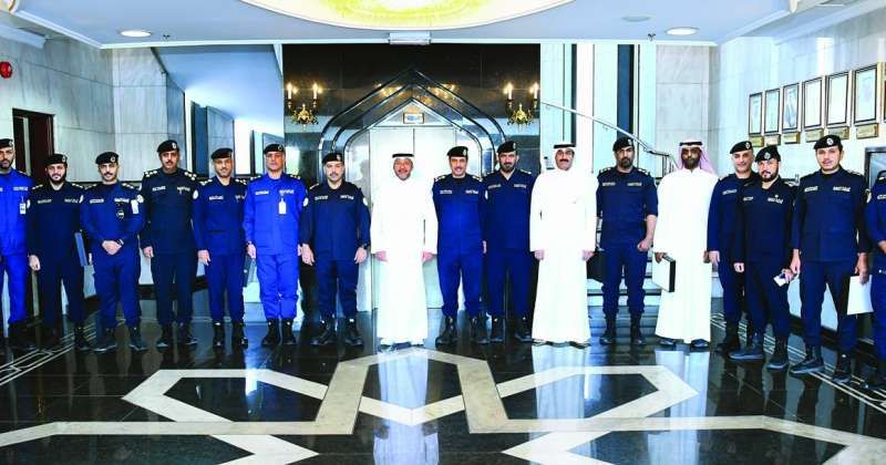 محافظ الفروانية متوسطاً رجال الأمن المشاركين في تأمين الحسينيات