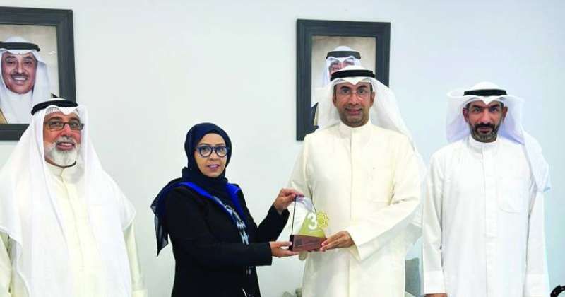 محيسن متسلّماً من الدلال درعاً تذكارية