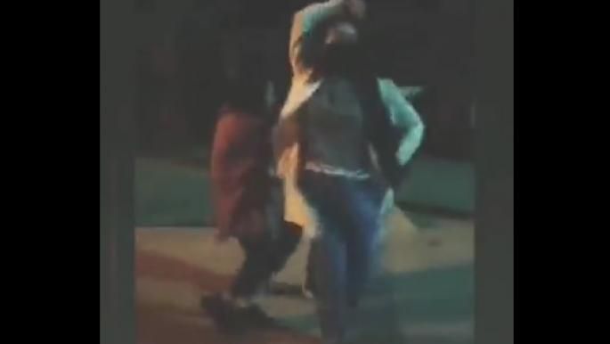 تسريب فيديو صادم من حفل زفاف في السعودية.. أخت العروسه المراهقة تجنن الشباب بوصلة رقص جريئة وتضيع جورجينا بـ خلفيتها الكبيرة!