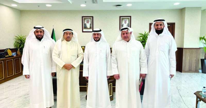 المطيري خلال استقباله وفد جمعية المياه الكويتية