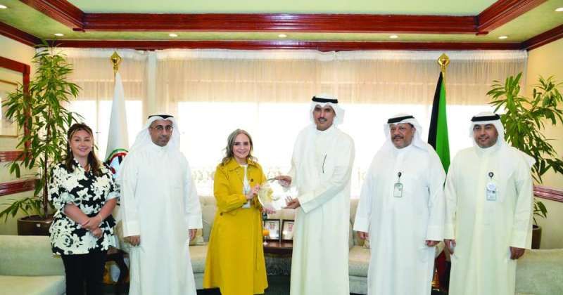 درع تذكارية من نادية الحجي لمحافظ الأحمدي بحضور ممثلي الشركة