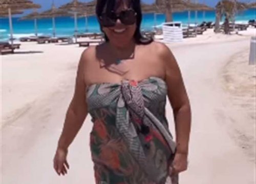 بالقصير والشفاف .. فيفي عبده كلها دلع على البحر : اجدع من لورديانا