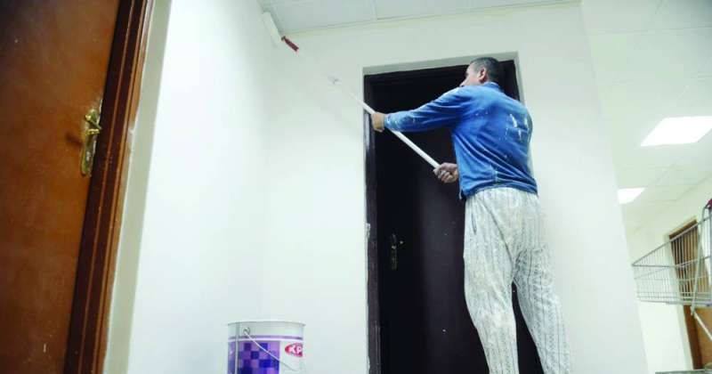 صبغ الجدران في المدارس (صورة أرشيفية)