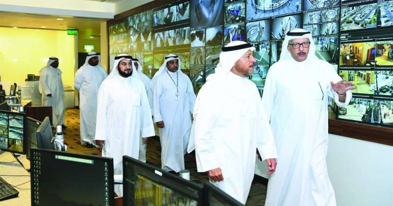 مُحافظ الفروانية خلال جولته بالمبنى