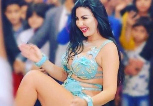 الصاروخ وصل.. صافيناز هتجبلك رعشة برقصها عشرة بلدي بالبكيني ابو فتلة