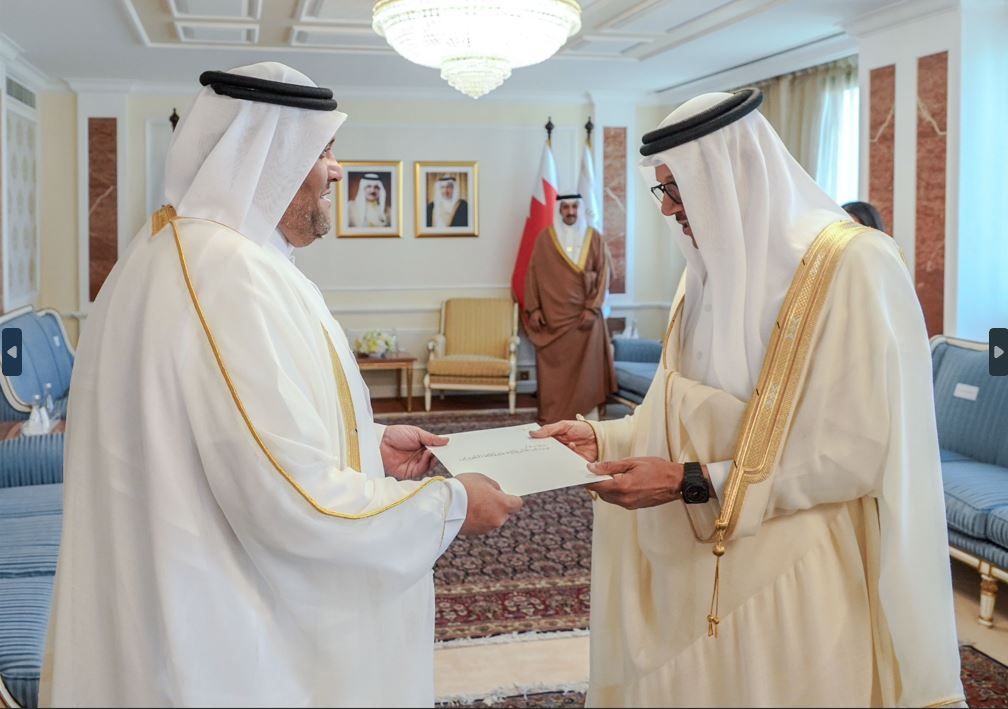 وزير الخارجية البحريني يتسلم نسخة من أوراق اعتماد سفير دولة قطر