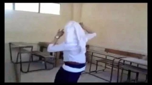 وصلة رقص فاضحة لطالبة مصرية فى الفصل يحقق 10 ملايين مشاهدة ومتابع :مسحت صافيناز